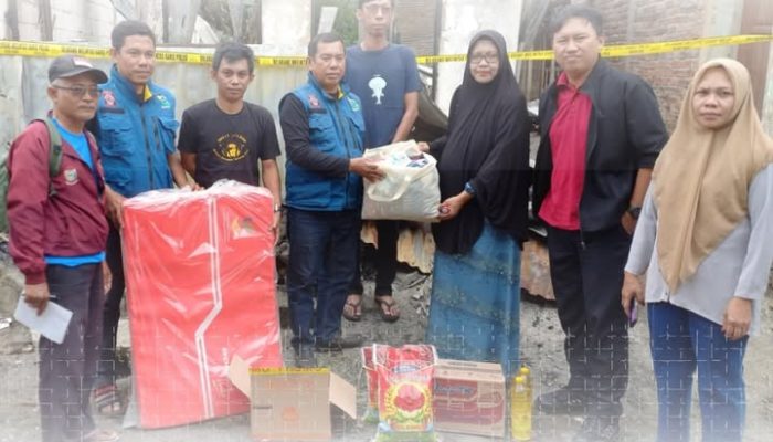 Dinas Sosial Makassar Salurkan Bantuan untuk Korban Kebakaran di Jalan Asrama Haji