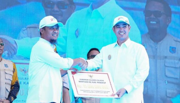 Gubernur Sulsel Serahkan 15 M ke Pangkep