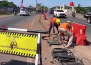 Satgas Jalan Dinas PU Makassar Laksanakan Pemeliharaan Median Jalan di Jl. Metro Tanjung Bunga