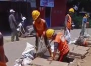 Satgas Drainase Dinas PU Makassar Lakukan Pengerukan Sedimen di Jl. Lo’mo Riantang