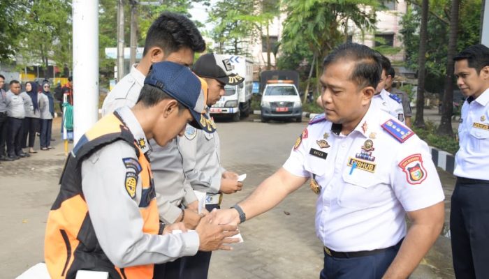 Kadishub Makassar Serahkan Bantuan untuk Petugas Korban Insiden Demonstrasi