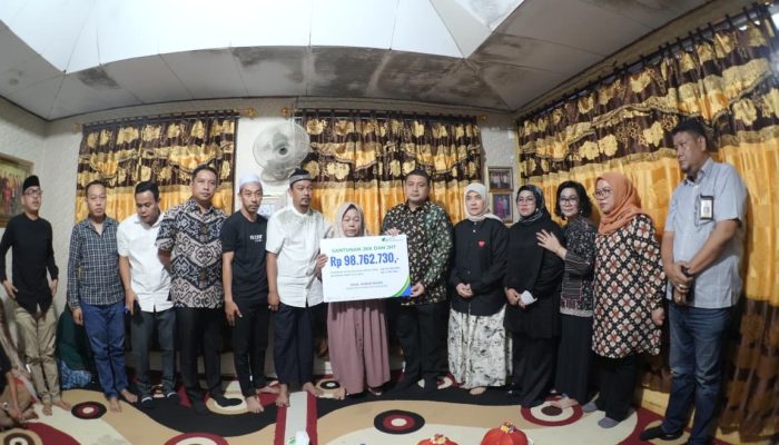 Didamping Camat Tamalate, Munafri-Aliyah Serahkan Santunan bagi Keluarga Abay Korban DPRD Makassar