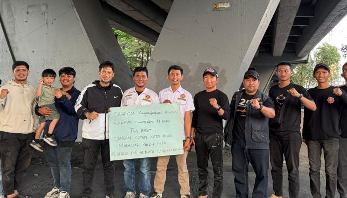 Karang Taruna Makassar Bersama Ormas Aksi Bersih-Bersih Fly Over dari Coretan Vandalisme