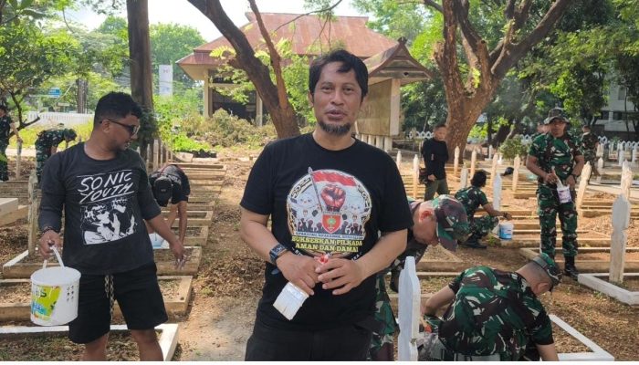 KT Makassar dan Kodam XIV/Hsn Bersihkan 2000 Makam Pejuang di TMP Panaikang