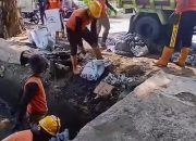 Satgas Drainase PU Makassar Normalisasi Saluran di Jl. Sunu