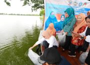 Ketua DWP Sulsel Bersama Warga Tebar 50 Ribu Benih Ikan di Danau Mawang untuk Perkuat Ketahanan Pangan