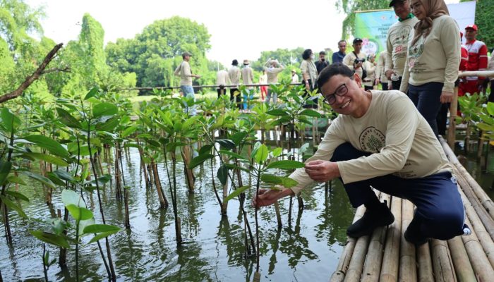 Taruna Ikrar Tanam Pohon Mangrove di HUT ke-58 KADIN: Menjulang dalam Ekonomi, Membumi dengan UMKM, Mengakar pada Konservasi Mangrove