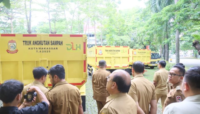 Besama Sekda, Kadis DLH, DPMPTSP dan Para Camat, Walkot Munafri Tinjau 76 Armada Baru Pengangkut Sampah
