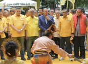 Kalungkan Bunga dan Passapu, Munafri Sambut Plt Ketua Golkar Sulsel di Kantor DPD  I