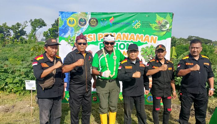 Selamatkan Bumi, JARNAS Pemuda Hijau Tanam Pohon di Desa Cangkring, Cirebon