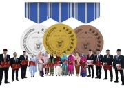 21 ASN Lingkup Pemerintah Kecamatan Tallo Terima Tanda Kehormatan Satyalancana Karya Satya