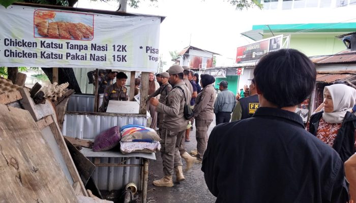 Tegakkan Perda, Satpol PP Panakkukang Tertibkan Lapak PKL di Jalan Inspeksi Kanal Kelurahan Pampang