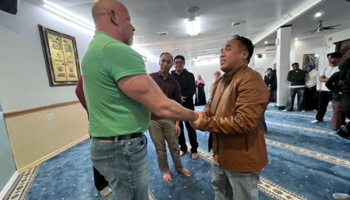 Imam Muthahhir Arif Pandu Langkah Hijrah Profesor Amerika di Masjid Istiqlal Houston