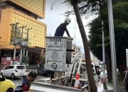 Dishub Makassar Lakukan Pemangkasan Pohon di Jl. Bontolempangan