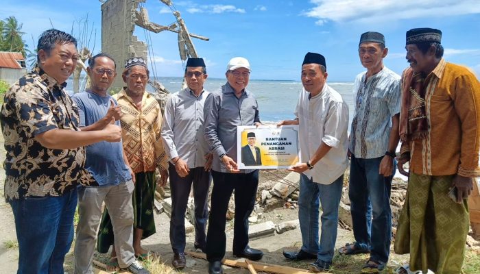 Taufan Pawe Serahkan Bantuan Penanganan Abrasi di Cappa Gusung Bulukumba