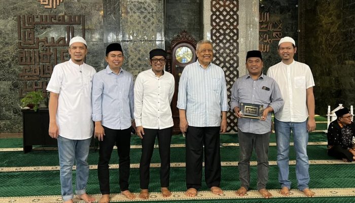 DPRD Sulsel Serahkan 61 Juta Infaq Buka Puasa di Masjid Almarkaz