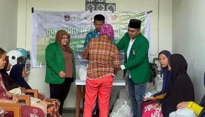 Tanamkan Kepedulian Sosial Sejak Dini, Dosen UMI Ajak Siswa SMA 8 Makassar Berbagi dengan Warga Kurang Mampu