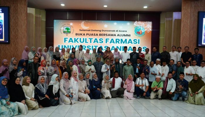 Silaturahmi Ramadan Alumni Farmasi Unand Berbuah Kepedulian, Donasi Rp42 Juta untuk Huntara Korban Banjir Padang