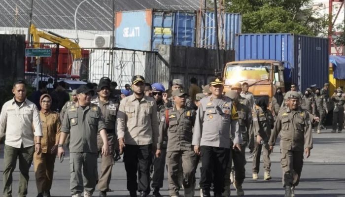 Camat Ujung Tanah Pimpin Penertiban PKL, Libatkan Aparat Gabungan di Kota Makassar