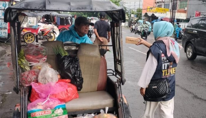 Jemput Berkah Ramadan, NasDem Kota Makassar Sapa Warga lewat Aksi Bagi Takjil