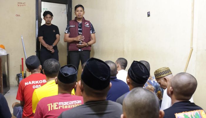 Humanis, Kasat Narkoba Polres Gowa Buka Puasa Bersama Tahanan di Ruang Tahti