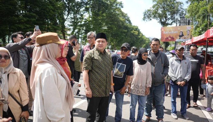 Tinjau Pasar Murah di Monumen Mandala, Munafri Pastikan Warga Terlayani dengan Harga Sesuai