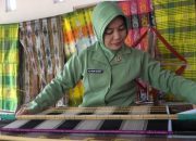Ibu Persit Kodim Wajo Lestarikan Sutera Lokal, Dandim: Jadi Teladan