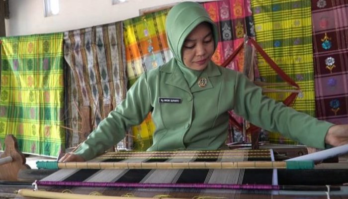 Ibu Persit Kodim Wajo Lestarikan Sutera Lokal, Dandim: Jadi Teladan