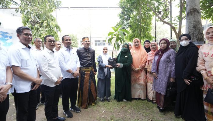 PKK Goes to School di SMA Negeri 1 Soppeng, Salurkan Bibit Tanaman Produktif