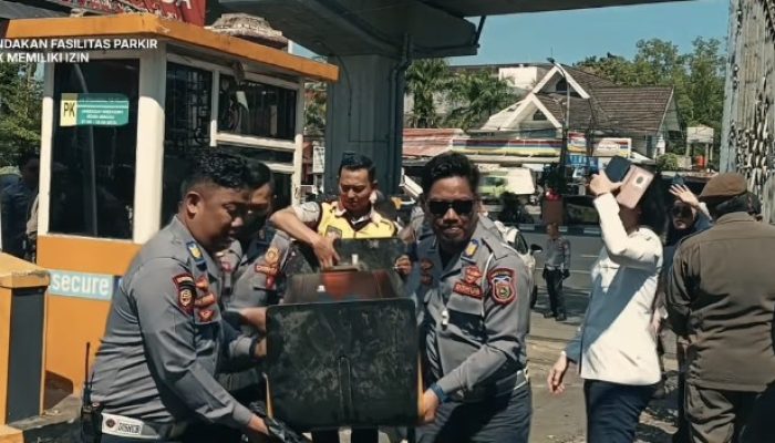 Parkir Tanpa Izin Ditertibkan, Tim Gabungan Dishub Makassar Bongkar Palang di Pettarani Square