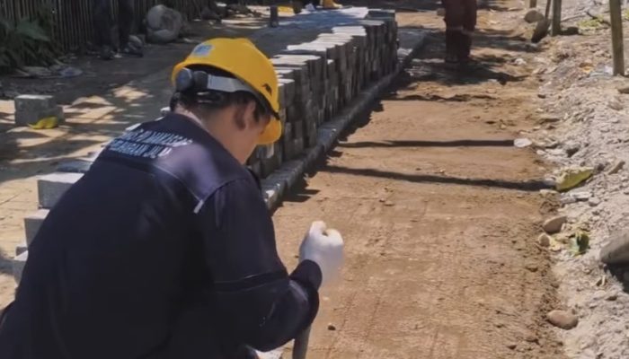 Tindak Lanjut Aduan LONTARA+, Dinas PU Makassar Pasang Paving Blok di Jl. Sipala Katimbang
