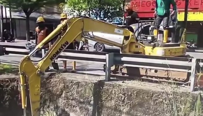 Dinas PU Makassar Lakukan Normalisasi Saluran di Jl. Pengayoman, Cegah Genangan dan Banjir