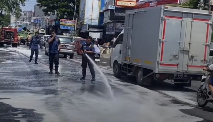 Dishub Makassar Bergerak Cepat Tangani Tumpahan Oli di Jl. Andalas, Gandeng Damkar Demi Keselamatan Pengguna Jalan