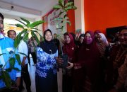 TP PKK Sulsel Edukasi Pelajar di Wajo Lewat Program “Go to School”, Salurkan Bibit dan Tempat Sampah Pilah