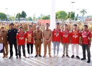 Wabup Edy Manaf, Serahkan Medali Penghargaan kepada Atlet Sepakbola U-16