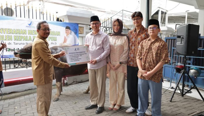 Kepala BPOM RI Taruna Ikrar Serahkan Hewan Kurban, Tebarkan Semangat Keikhlasan Iduladha penuh makna