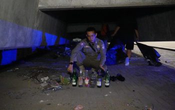 Respons Aduan Warga, Satgas Rappocini Turun Langsung Bersihkan Kawasan Bawah Tol Pettarani