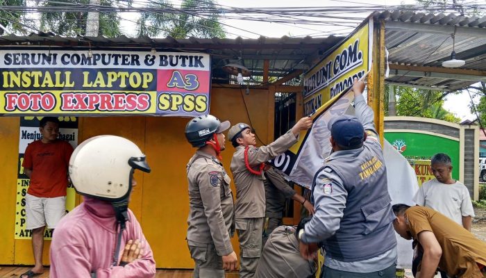 Berdiri di Atas Fasum hingga 10 Tahun, 25 PK5 Tamalanrea Bongkar Lapak Secara Mandiri