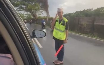 Relawan Muda Dishub Ini Tetap Berdiri di Tengah Arus Lalin Meski Kerap Dimarahi Pengendara
