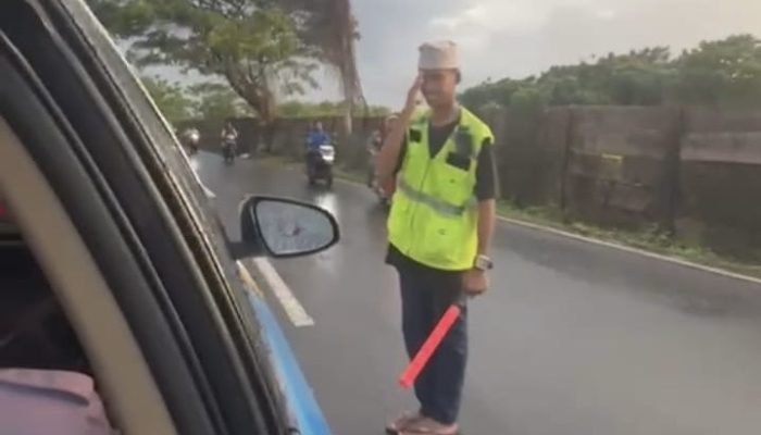 Relawan Muda Dishub Ini Tetap Berdiri di Tengah Arus Lalin Meski Kerap Dimarahi Pengendara