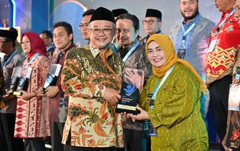 Terima Penghargaan Nasional, Bupati Acungi Jempol Insan Pendidikan Sinjai