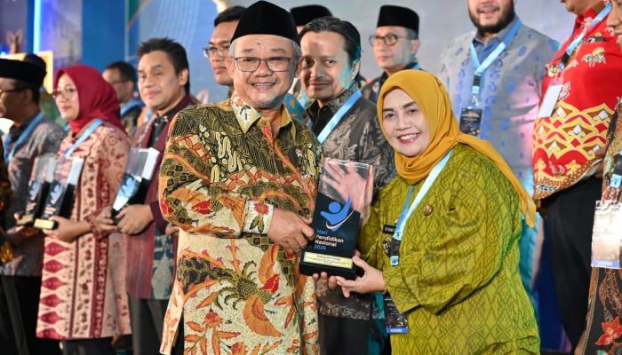 Terima Penghargaan Nasional, Bupati Acungi Jempol Insan Pendidikan Sinjai