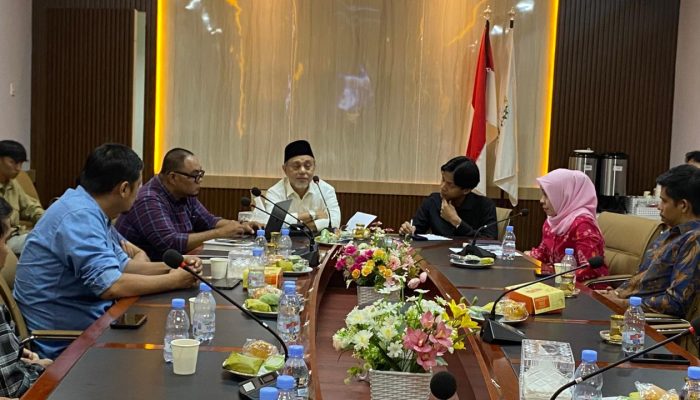 Tamsil Linrung Saksikan Bedah Buku “Dramaturgi dan Oligarki” di Kantor DPD RI Sulsel