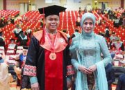 Didampingi Sang Istri, Yasir Machmud Resmi Diwisuda Doktor di Unhas