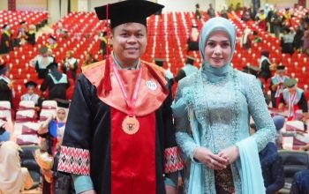 Didampingi Sang Istri, Yasir Machmud Resmi Diwisuda Doktor di Unhas