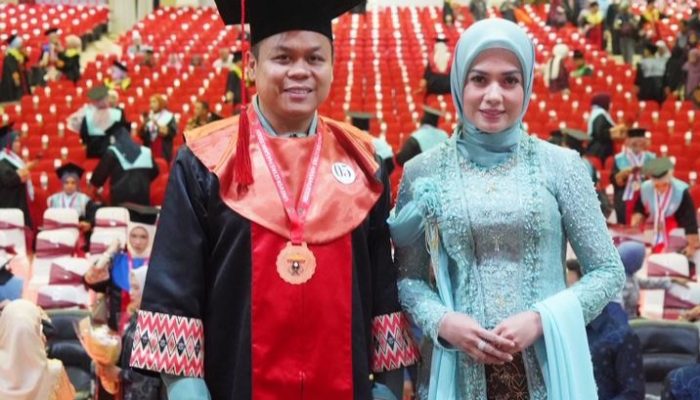 Didampingi Sang Istri, Yasir Machmud Resmi Diwisuda Doktor di Unhas