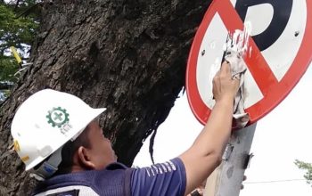 Dishub Makassar Bersihkan Rambu yang Tertutup Stiker, Warga Diajak Jaga Fasilitas Umum