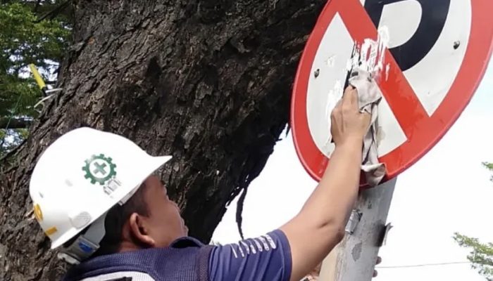 Dishub Makassar Bersihkan Rambu yang Tertutup Stiker, Warga Diajak Jaga Fasilitas Umum