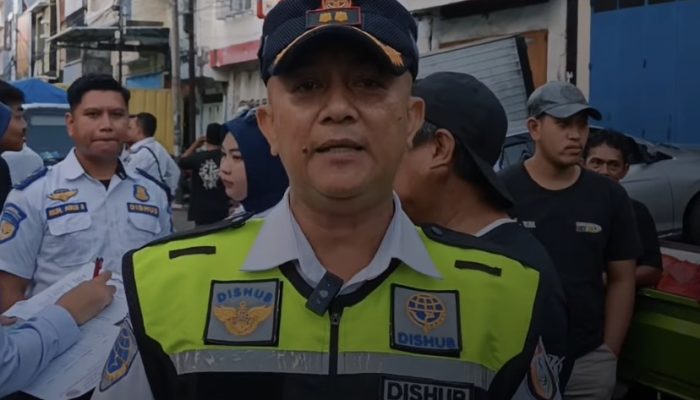 Dishub Makassar Bersama Aparat Gabungan Tertibkan PKL di Jl. Veteran Utara