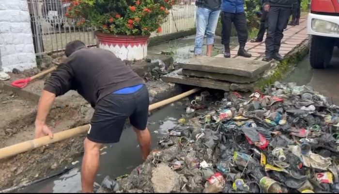 Bukan Limbah Dapur MBG, Luapan Air di Jalan Makmur dan Merdeka Akibat Selokan Tersumbat Sampah